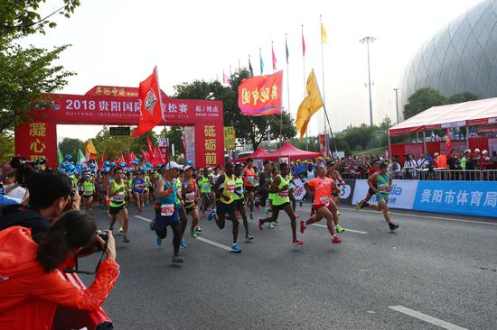 2018贵阳国际马拉松赛鸣枪开跑