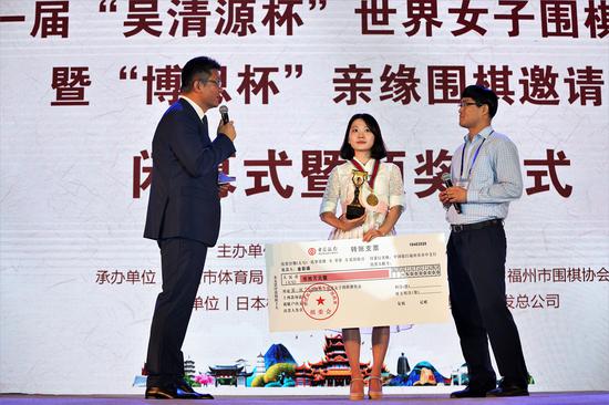 主持人张斌提问金彩瑛