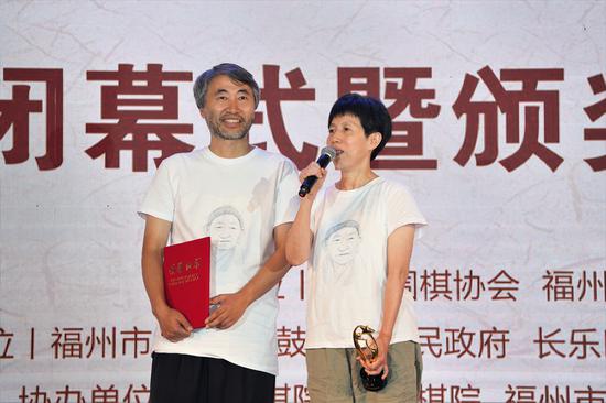 江铸久、芮乃伟夫妇穿上“队服”棋牌游戏,T恤衫上的吴清源像是芮乃伟九段最近手绘。