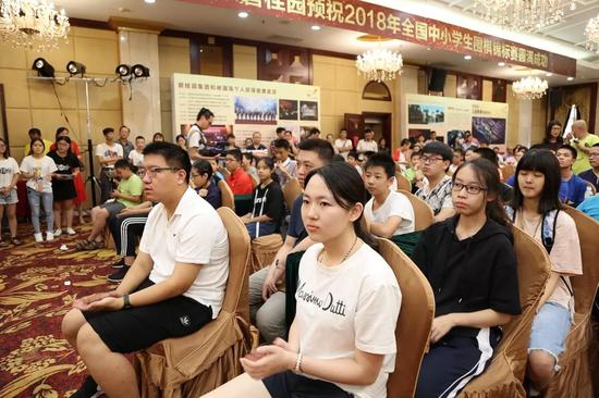 颁奖前,棋手们翘首以待成绩公布
