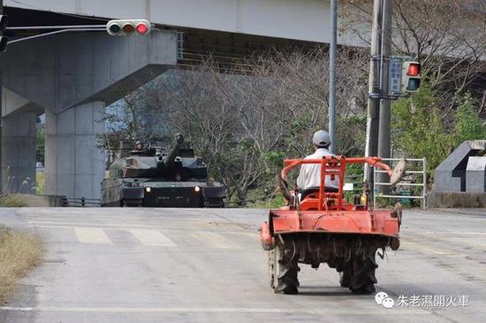 （日本媒體形容這場冠軍對決猶如拼裝車VS坦克車）