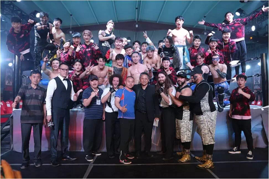 傅华阳带领麾下的OWE东方职业摔角联盟不断征战欧美。