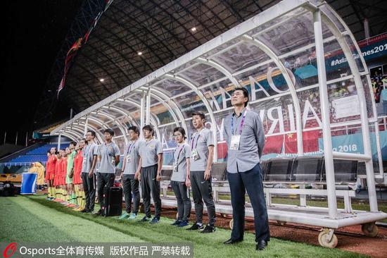 贾秀全和中国女足教练组。