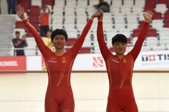 钟天使和林俊红在女子团体竞速赛中夺冠