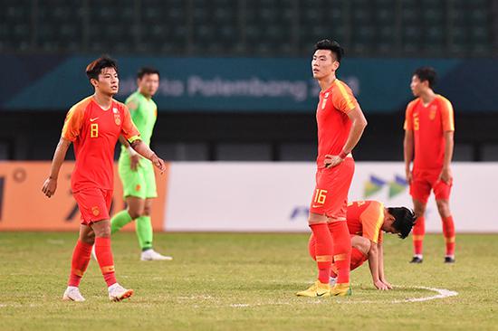 中国3-4沙特,无奈的U23国足球员。