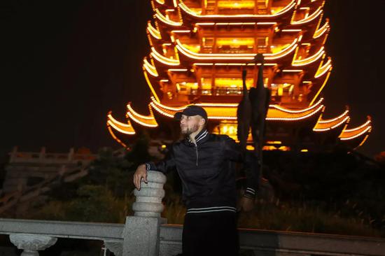 此外,他还体验了一番中华传统文化。