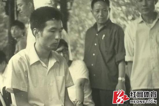 资料图:上世纪八九十年代的全国围棋个人赛,图为河南籍围棋选手刘小光。