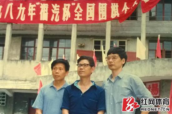 资料图:1989年,在福州全国围棋个人赛现场,右一为杨志存。