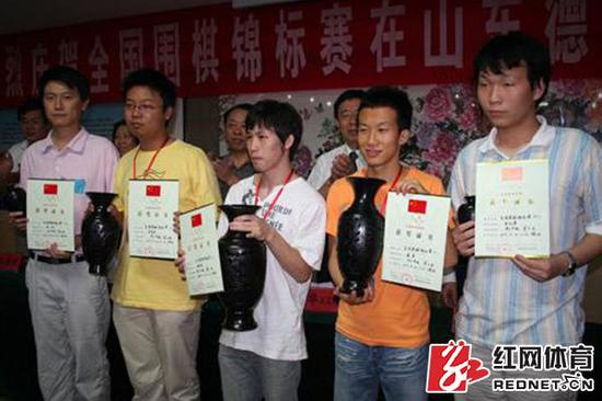 资料图:2007年,山东德州举办全国围棋个人赛,张立(中)荣获冠军。