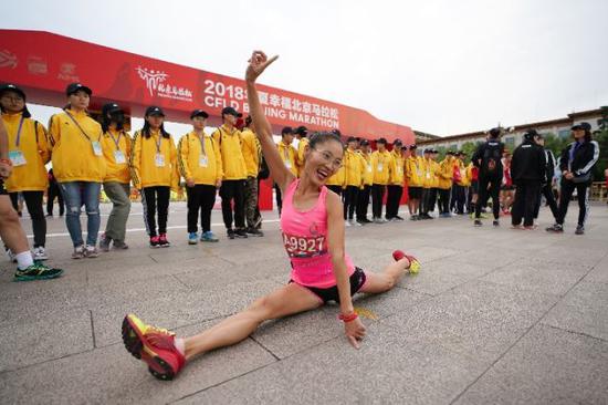 一位参赛选手在比赛前拍照留念。新华社记者鞠焕宗摄