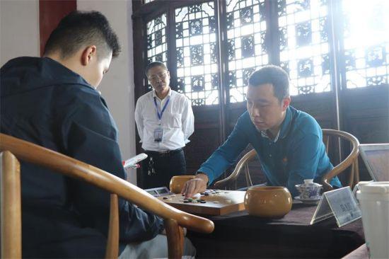 两队高手在阳平观的全真宗门厅对决高下。成都棋院提供图
