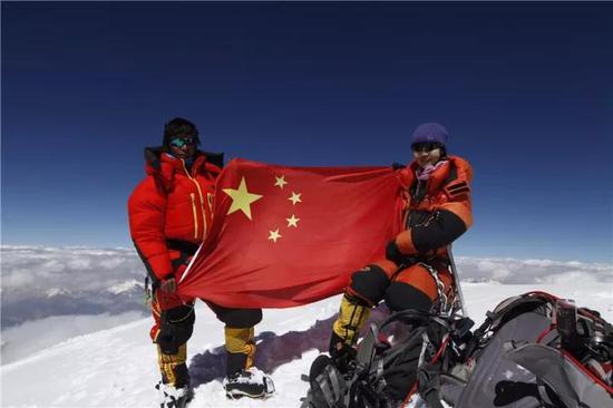 罗静登顶乔戈里峰(K2),是第一个登顶成功的华人女性。