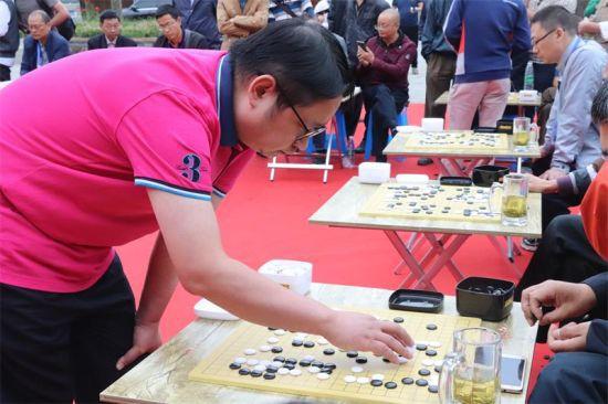 资深棋迷破解棋局。成都棋院提供图