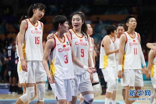 9月30日,中国队球员在比赛后相互交流。 当日,在西班牙特内里费岛举行的2018年国际篮联女篮世界杯五六名排位赛中,中国队以67比81不敌法国队,获得本届赛事的第六名。 新华社记者郑焕松摄