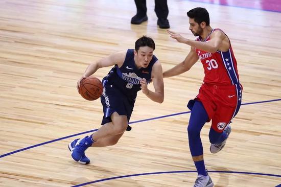 他还得证明自己在山东队也能打，因为留不了NBA，他就要回山东队。