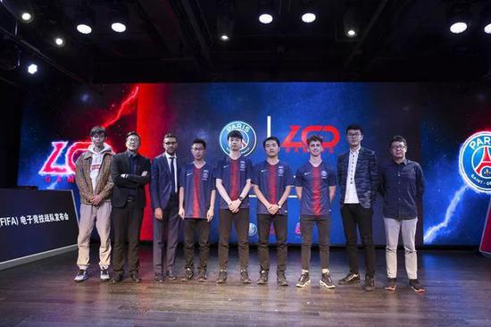 李思俊（左5）正是去年中国金球奖电竞奖项的首位中国足球电竞先生