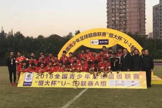图说:上港U19队获得青超A组冠军。不过,恒大在明年青超,实现俱乐部梯队、足校队两支球队的德比。两家俱乐部在青训层面的较量,更值得关注。