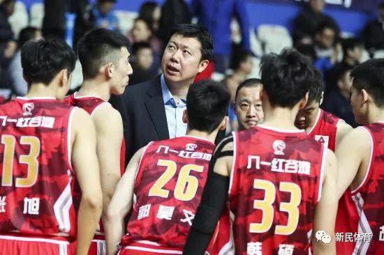 图说:王治郅请示球员(新民晚报记者李铭珅摄)