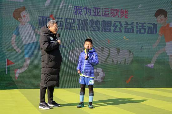 刘建宏先生和孩子一首解说足球挑衅赛
