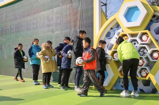 来自浙江11所足球特色私塾的孩子们怀揣着他们的足球梦想