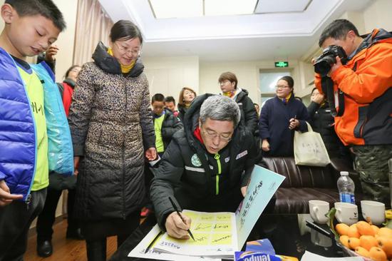 著名体育节现在主持人刘建宏为孩子们签名