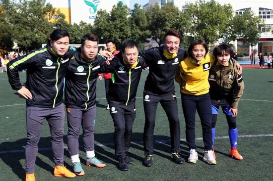 成基金的公益教练也加入了“公益圆梦大使”代表队和孩子们一起互动踢球