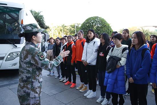 中國女足黃隊、青年隊的隊員進行集結,展開爲期10天的軍訓。視覺中國 圖