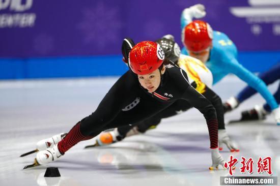 在女子1500米决赛中,李璇以2分34秒070夺冠 中新社记者 富田 摄