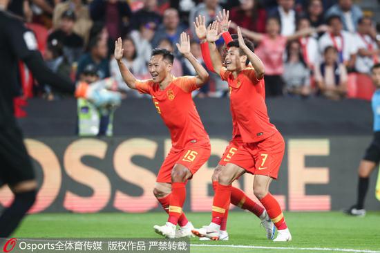 武磊和队友庆祝进球。