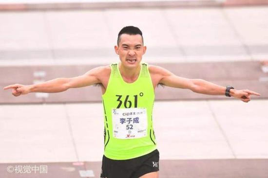 在今年1月结束的厦门马拉松比赛中，业余选手李子成战胜了专业选手董国建。
