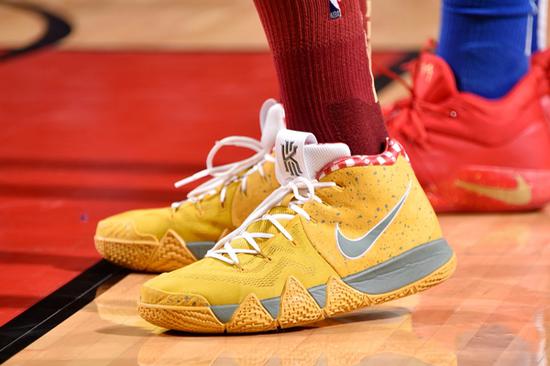 塔克Nike Kyrie 4 "Yellow Lobster"