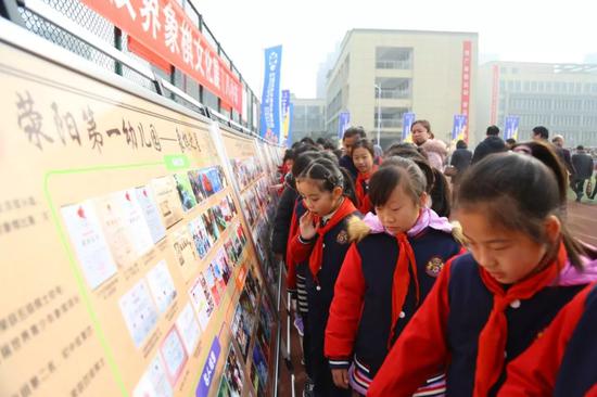 学生参观楚河汉界象棋文化展
