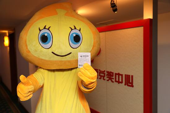 大奖得主展示中奖彩票(王云涛摄)