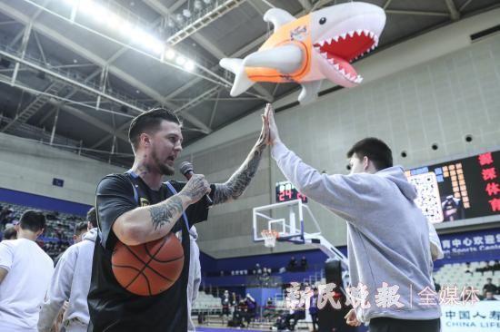图说:罗思杰与自己所带领的上海中学国际部的孩子们在上海大鲨鱼主场互动 新民晚报记者 李铭珅 摄
