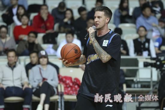 图说:罗思杰出色的普通话、上海话以及主持能力让他成为了上海大鲨鱼的现场主持人 新民晚报记者 李铭珅 摄
