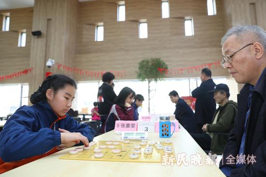 图说:陈东伟和幼棋手对弈 新民晚报记者 李铭珅 摄