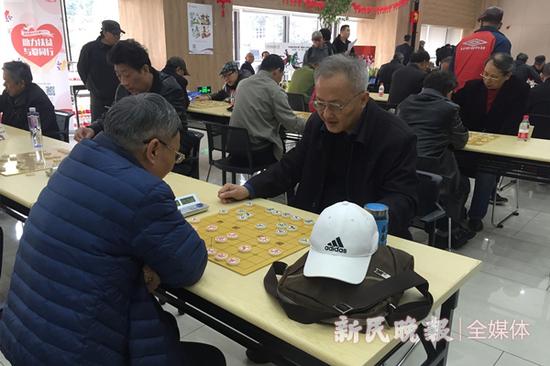 图说:陈东伟在下棋 新民晚报记者 李铭珅 摄