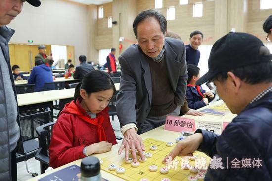 图说：老棋手指导小棋手 新民晚报记者 李铭珅 摄