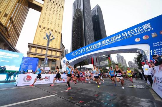 (重马起跑一瞬间。尤其要祝贺李芷萱、何引丽都跑进了230!风11?摄)