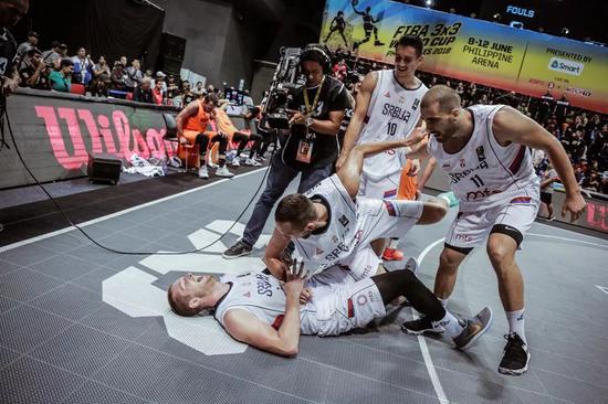 2018FIBA 3X3世界杯上获得冠军的塞尔维亚男队忘情庆祝