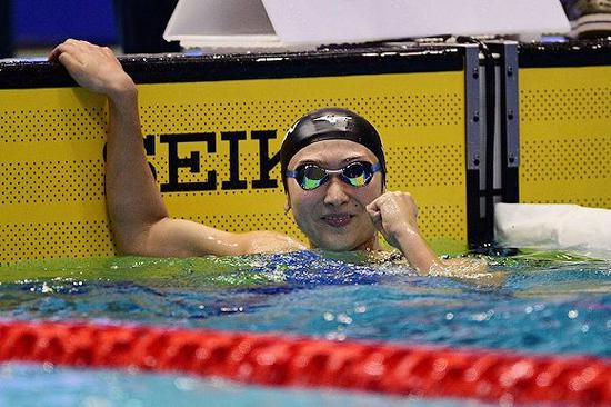 池江璃花子在雅加达亚运会女子100米蝶泳比赛中夺冠（图片来源：视觉中国））