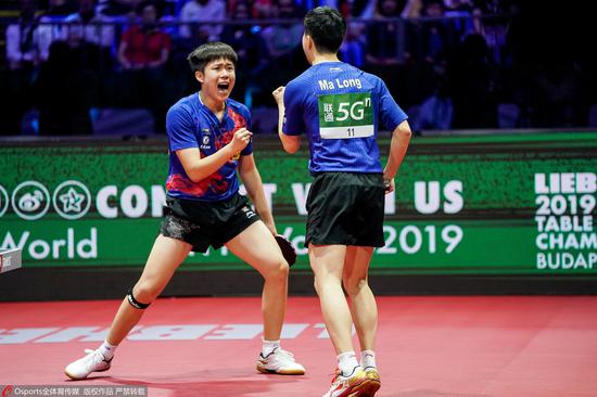 王楚钦（左）与马龙搭档拿下世乒赛男双冠军。图/Osports