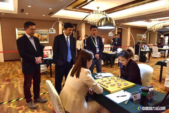 体育总局棋牌运动管理中心党委书记、主任,中国棋院院长朱国平观战