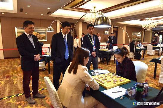 体育总局棋牌运动管理中心党委书记、主任，中国棋院院长朱国平观战