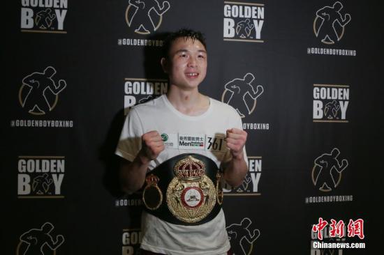 资料图：徐灿夺得WBA羽量级拳王金腰带。中新社记者 曾静宁 摄