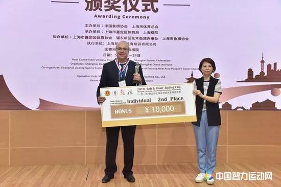 汤艳为非华越裔组亚军芬兰埃斯波队海彼德颁奖