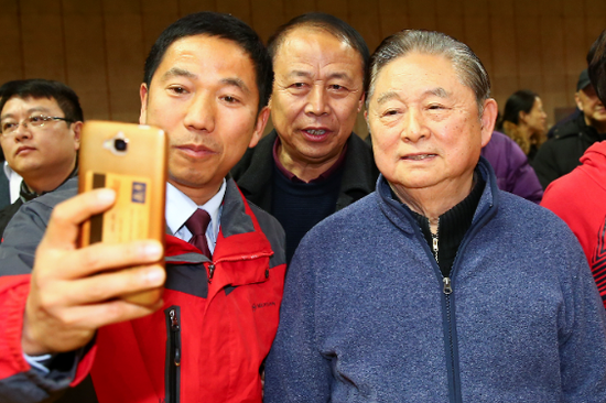 图说:徐寅生(右)和球迷合影 新民晚报记者李铭珅 摄