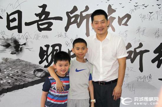 常昊与幼棋迷相符影