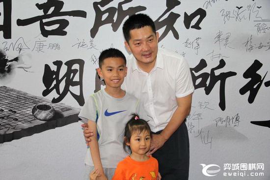 常昊与幼棋迷相符影