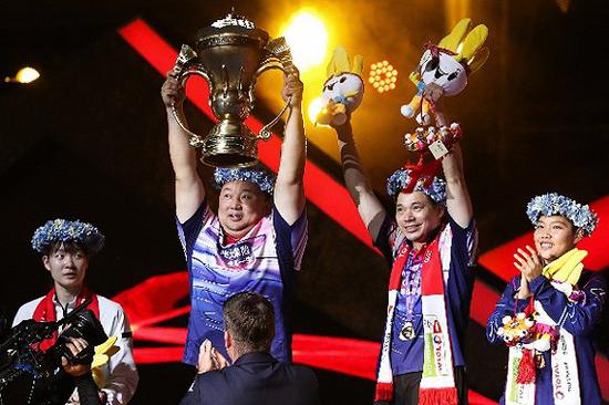 国羽双核主教练张军（左二）与夏煊泽（右二）。图片来源：视觉中国